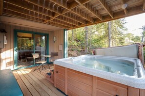 South - Hot Tub