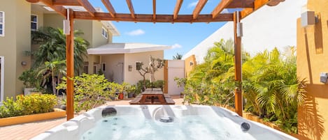 beautiful house within walking distance of the resorts area and the beach" - Edward *****