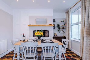 South View Road benefits from a 6-seater dining room table, perfect for a sit-down meal with friends.