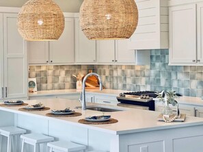 Fully equipped kitchen with island seating for 4