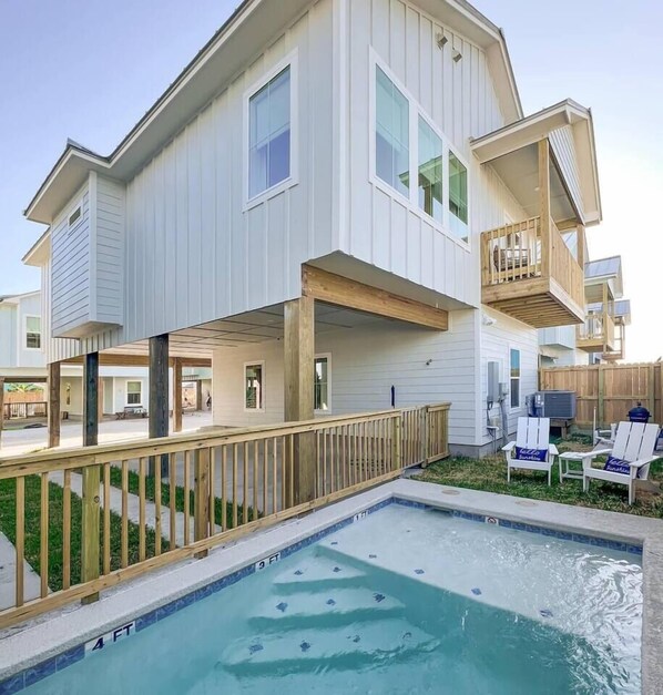 2 story detached house with a private cocktail pool