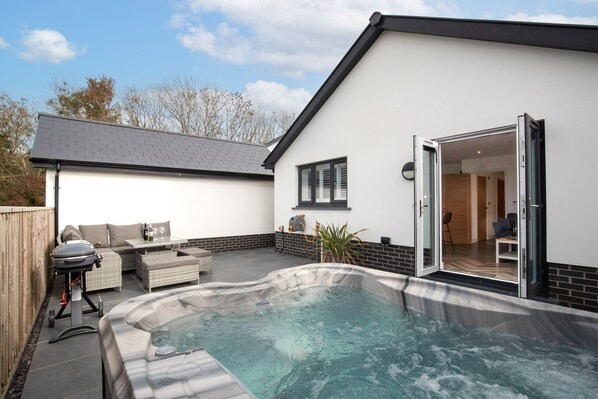 Lovely Cottage with Hot Tub