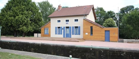 La Maison Eclusière, au bord du Canal du Centre