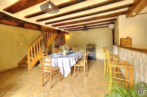 Gîte/Maison de vacances à la Ferme - 7 personnes - "l'Étable" à TRADES (DEUX GROSNES) en Haut Beaujolais, dans le Rhône : le séjour au rez-de-chaussée.
