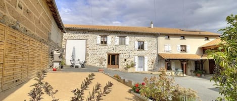 Gîte/Maison de vacances à la Ferme - 7 personnes - "Le Val de Grosne" à TRADES (DEUX GROSNES) en Haut Beaujolais, dans le Rhône.