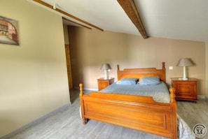 Gîte/Maison de vacances à la Ferme - 7 personnes - "l'Étable" à TRADES (DEUX GROSNES) en Haut Beaujolais, dans le Rhône : chambre 2 personnes à l'étage.
