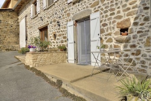 Grand GĂźte "Le Val de Grosne" - 10 personnes Ă TRADES/DEUX GROSNES en Haut Beaujolais dans le RhĂŽne : terrasses.