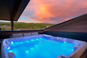 Roof Top Hot Tub with Mountain Views