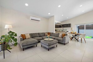 NEW Modern 3BR 3BA ~Private Pool ~CentrallyLocated (15416)