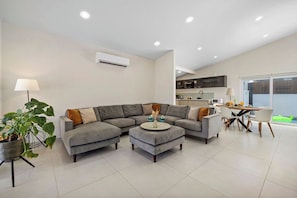 NEW Modern 3BR 3BA ~Private Pool ~CentrallyLocated (15416)