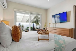 NEW Modern 3BR 3BA ~Private Pool ~CentrallyLocated (15396)
