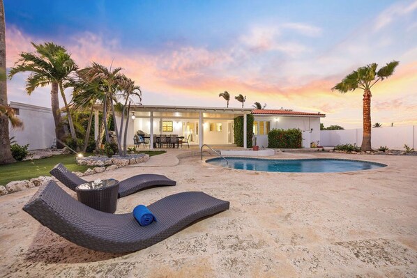 4BR4BA w/ Private Pool ~ Walking distance to Ritz (22061)