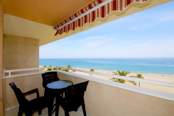 First-line apartment with lovely terrace with direct sea views