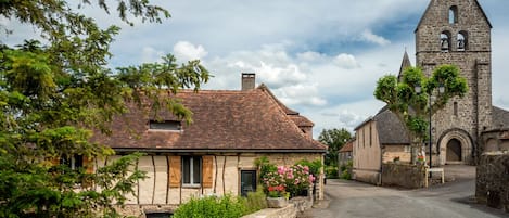 La maison depuis la rue, en face de l'église de Sioniac. 
© Michel Blot