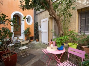 Plant, Building, Property, Furniture, Window, Chair, Flowerpot, Houseplant, Table, Interior Design