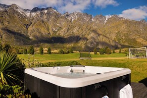 Spa pool on Rear patio with views of The Remarkable Mountains 