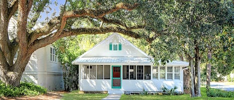 Front Exterior Under the Oaks – The Stumble Home - Welcome to your charming St. Simons Island retreat, nestled under iconic live oaks and just steps from local favorites like Crab Daddy’s, Crab Trap, Fiddler’s, and Barrier Brewery.