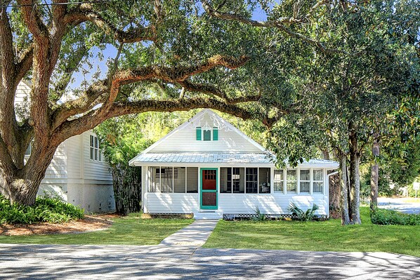 Front Exterior Under the Oaks – The Stumble Home - Welcome to your charming St. Simons Island retreat, nestled under iconic live oaks and just steps from local favorites like Crab Daddy’s, Crab Trap, Fiddler’s, and Barrier Brewery.