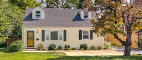 Falls Church Vacation Rental | 3BR | 2BA | 2 Steps Required | 1,611 Sq Ft