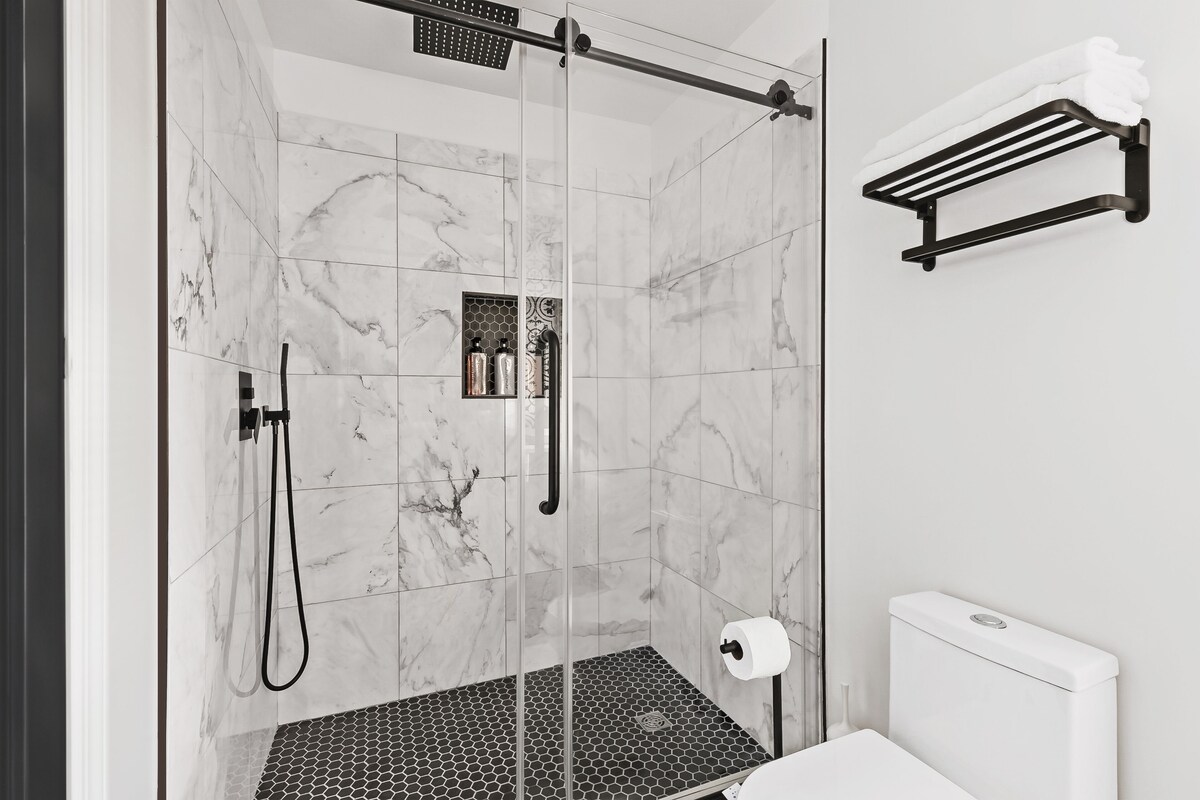 Near NYC ~ Fire pit, Game Room, Pet Friendly, King Bed, Modern Luxury