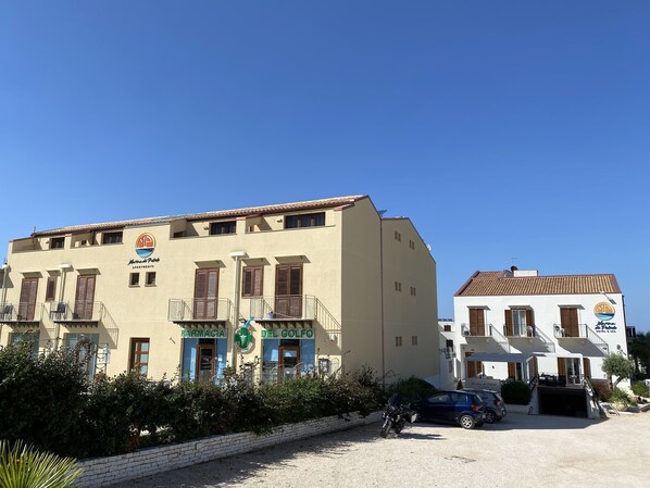 Vista frontal de la propiedad