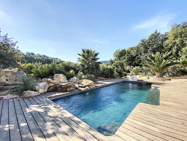 Terrasse avec piscine privative et transats