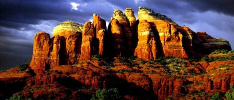 Sedona is a haven for nature lovers, photographers and artists alike.