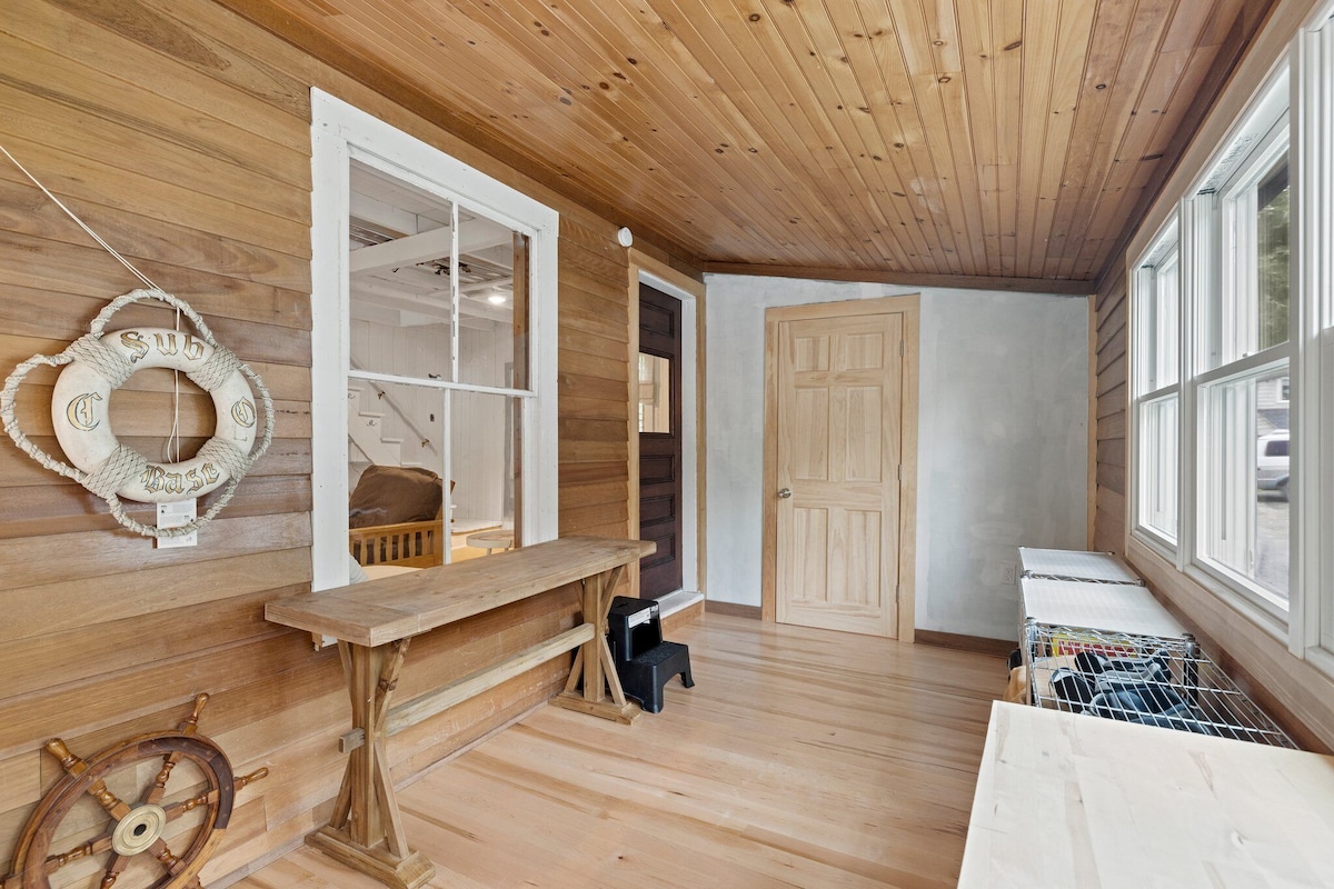 Ski Mount Sunapee, and walk to the Lake Beach from this cozy family retreat!