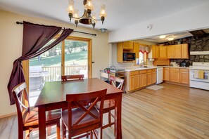 Dining Area | Dishware Provided