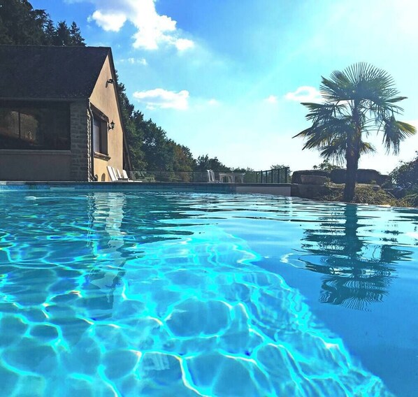 Piscine chauffée à débordement 