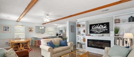 KDH462: Salt Box | ML Living Area- Fireplace (Off-Season Only), Deck Access