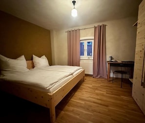 Ferienwohnung mit 42 qm, 1 Schlafzimmer, 1 Wohn-/Essbereich, max. für 2 Personen-Schlafzimmer mit Doppelbett (1,80 x 2 m) und Kleiderschrank aus Zirbenholz