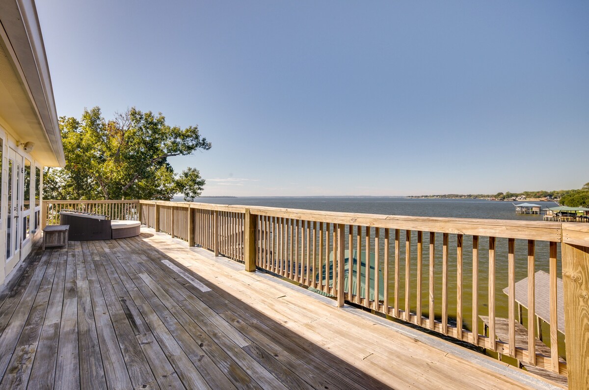 Spacious Lake Livingston Home w/ Decks & Fire Pit!