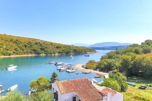 Wake up to mesmerizing sea views at Renoula each morning%2E
