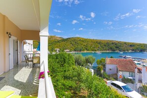 Irena%27s bay views%26%238212%3Ba visual feast from sunrise to sunset%2E