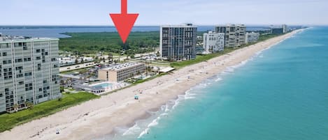 Small Oceanfront Condo w/ pool, bikes, beach gear, KING bed, 2 extra beds, grill