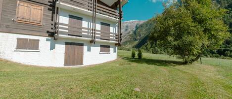 Vue extérieure du chalet dans la verdure