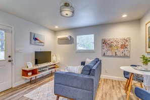 Living Room | Sleeper Sofa | Free WiFi | A/C Unit | Smart TV