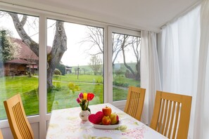 Esstisch mit Blick in den Garten