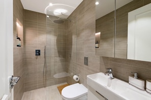 Bathroom 1 Ensuite - Towels, Hotel Amenities