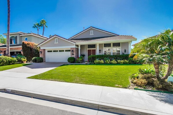 Front of home with well maintained lawn