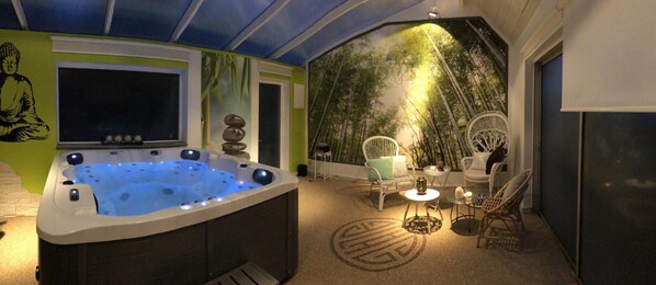 Indoor spa tub