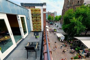 This penthouse has a private balcony with absolutely stunning views over the City Centre and the St. Catherine's Church. The ultimate spot to take your picture for an unforgettable experience in Eindhoven! 