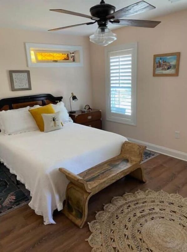 Bedroom 4, queen