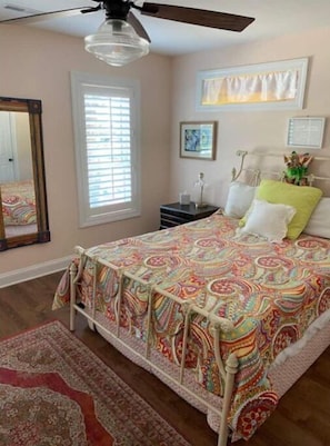 Bedroom 3, queen