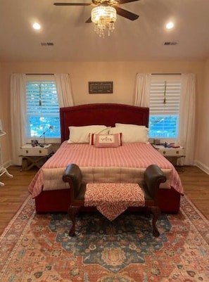 Bedroom 1, king