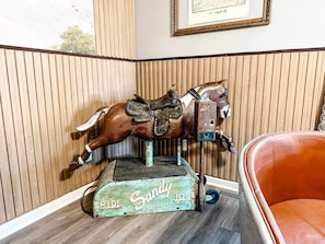 Living Room is Equipped w/ Kentucky Derby Horse! Step into our townhouse and be greeted by an open-plan living space that radiates warmth and sophistication. 
