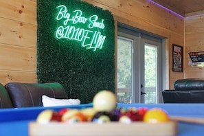 Big Bear Shack - Game Room & FB/IG Photo Wall