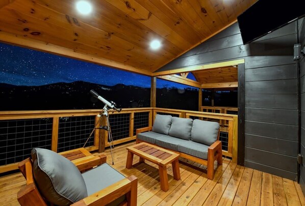 Big Bear Shack - Incredible balcony views - Telescope included for incredible star gazing. 