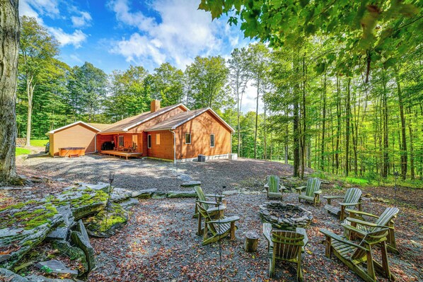 Union Dale Vacation Rental | 3BR | 2BA | 2,000 Sq Ft | Stairs Required